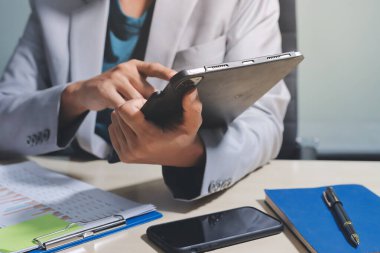 Evden çalışan, iş kadını dizüstü bilgisayar kullanıyor ve mali raporları analiz ediyor..