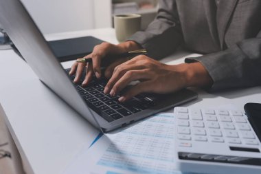 Evden çalışan, iş kadını dizüstü bilgisayar kullanıyor ve mali raporları analiz ediyor..