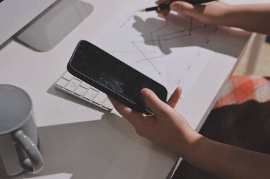 Uzman kadın Asyalı kadınlar idari hesap maliyetli veri numaralarını gözden geçirirler vergi denetleme bürosunda aylık gerçek maliyet varyansı raporu hazırlarlar. ESG tablo bütçe denetimi ERP süreci servis projesi.
