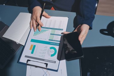 Uzman kadın Asyalı kadınlar idari hesap maliyetli veri numaralarını gözden geçirirler vergi denetleme bürosunda aylık gerçek maliyet varyansı raporu hazırlarlar. ESG tablo bütçe denetimi ERP süreci servis projesi.