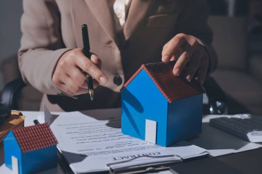 Bayan Emlak Komisyoncusu sunar ve önerilir