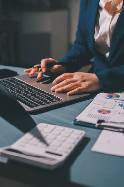 Uzman kadın Asyalı kadınlar idari hesap maliyetli veri numaralarını gözden geçirirler vergi denetleme bürosunda aylık gerçek maliyet varyansı raporu hazırlarlar. ESG tablo bütçe denetimi ERP süreci servis projesi.