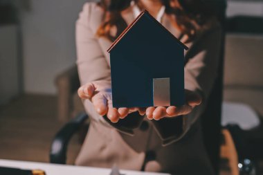 Bayan Emlak Komisyoncusu sunar ve önerilir