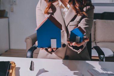 Bayan Emlak Komisyoncusu sunar ve önerilir