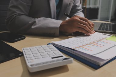 Evden çalışan, iş kadını dizüstü bilgisayar kullanıyor ve mali raporları analiz ediyor..