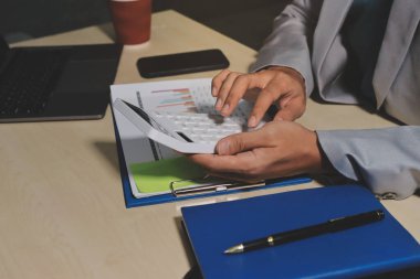 Evden çalışan, iş kadını dizüstü bilgisayar kullanıyor ve mali raporları analiz ediyor..