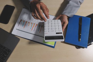 Evden çalışan, iş kadını dizüstü bilgisayar kullanıyor ve mali raporları analiz ediyor..