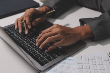 Evden çalışan, iş kadını dizüstü bilgisayar kullanıyor ve mali raporları analiz ediyor..