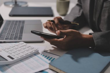 Evden çalışan, iş kadını dizüstü bilgisayar kullanıyor ve mali raporları analiz ediyor..