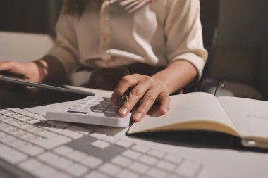 Uzman kadın Asyalı kadınlar idari hesap maliyetli veri numaralarını gözden geçirirler vergi denetleme bürosunda aylık gerçek maliyet varyansı raporu hazırlarlar. ESG tablo bütçe denetimi ERP süreci servis projesi.