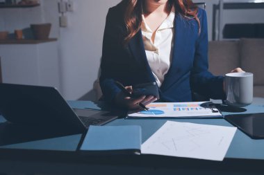 Uzman kadın Asyalı kadınlar idari hesap maliyetli veri numaralarını gözden geçirirler vergi denetleme bürosunda aylık gerçek maliyet varyansı raporu hazırlarlar. ESG tablo bütçe denetimi ERP süreci servis projesi.