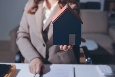 Bayan Emlak Komisyoncusu sunar ve önerilir