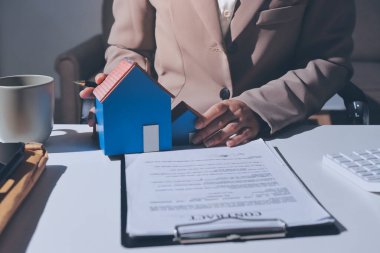 Bayan Emlak Komisyoncusu sunar ve önerilir