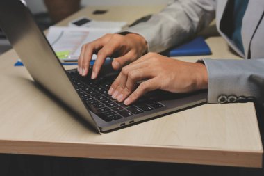 Evden çalışan, iş kadını dizüstü bilgisayar kullanıyor ve mali raporları analiz ediyor..