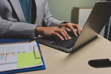 Evden çalışan, iş kadını dizüstü bilgisayar kullanıyor ve mali raporları analiz ediyor..