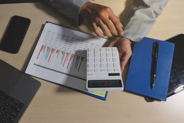 Evden çalışan, iş kadını dizüstü bilgisayar kullanıyor ve mali raporları analiz ediyor..