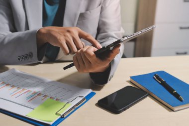 Evden çalışan, iş kadını dizüstü bilgisayar kullanıyor ve mali raporları analiz ediyor..