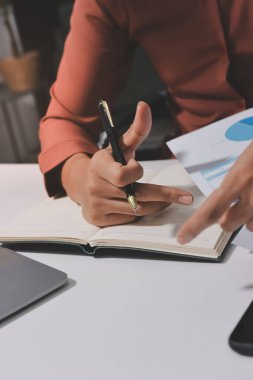 Evden çalışan, iş kadını dizüstü bilgisayar kullanıyor ve mali raporları analiz ediyor..