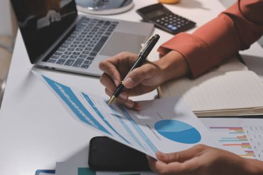 Evden çalışan, iş kadını dizüstü bilgisayar kullanıyor ve mali raporları analiz ediyor..
