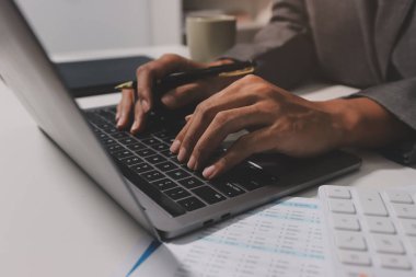 Evden çalışan, iş kadını dizüstü bilgisayar kullanıyor ve mali raporları analiz ediyor..