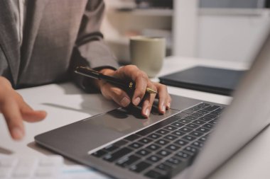 Evden çalışan, iş kadını dizüstü bilgisayar kullanıyor ve mali raporları analiz ediyor..