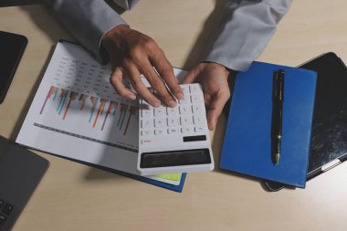 Evden çalışan, iş kadını dizüstü bilgisayar kullanıyor ve mali raporları analiz ediyor..