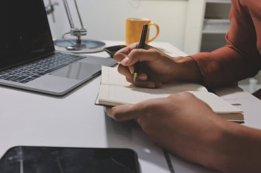 Evden çalışan, iş kadını dizüstü bilgisayar kullanıyor ve mali raporları analiz ediyor..
