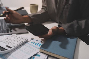 Evden çalışan, iş kadını dizüstü bilgisayar kullanıyor ve mali raporları analiz ediyor..