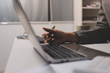 Evden çalışan, iş kadını dizüstü bilgisayar kullanıyor ve mali raporları analiz ediyor..