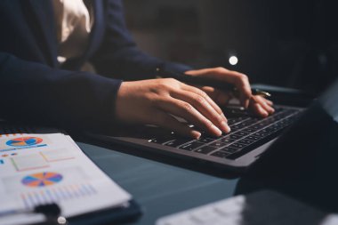 Uzman kadın Asyalı kadınlar idari hesap maliyetli veri numaralarını gözden geçirirler vergi denetleme bürosunda aylık gerçek maliyet varyansı raporu hazırlarlar. ESG tablo bütçe denetimi ERP süreci servis projesi.