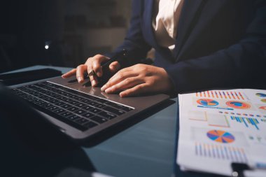 Uzman kadın Asyalı kadınlar idari hesap maliyetli veri numaralarını gözden geçirirler vergi denetleme bürosunda aylık gerçek maliyet varyansı raporu hazırlarlar. ESG tablo bütçe denetimi ERP süreci servis projesi.