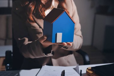 Bayan Emlak Komisyoncusu sunar ve önerilir