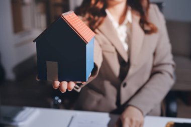 Bayan Emlak Komisyoncusu sunar ve önerilir