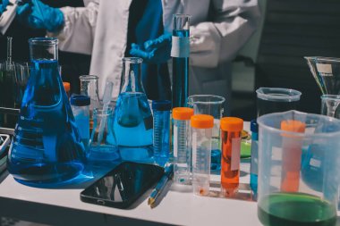 Bilimadamı laboratuarda tıbbi örnekleri mikro plakaya yerleştiriyor.