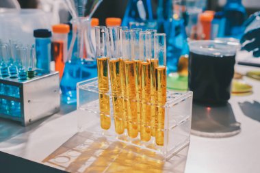 Bilimadamı laboratuarda tıbbi örnekleri mikro plakaya yerleştiriyor.