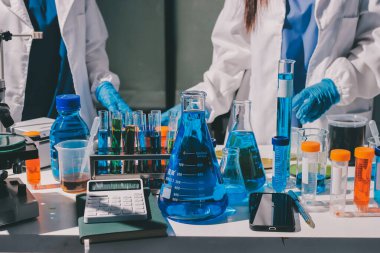 Bilimadamı laboratuarda tıbbi örnekleri mikro plakaya yerleştiriyor.