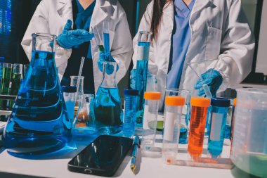 Bilimadamı laboratuarda tıbbi örnekleri mikro plakaya yerleştiriyor.