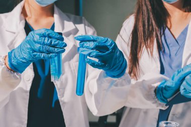 Bilimadamı laboratuarda tıbbi örnekleri mikro plakaya yerleştiriyor.