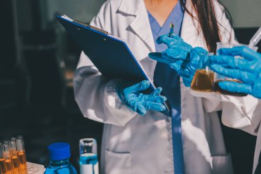 Bilimadamı laboratuarda tıbbi örnekleri mikro plakaya yerleştiriyor.