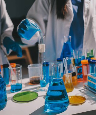 Bilimadamı laboratuarda tıbbi örnekleri mikro plakaya yerleştiriyor.