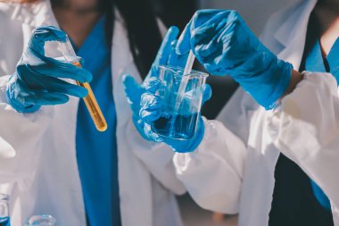 Bilimadamı laboratuarda tıbbi örnekleri mikro plakaya yerleştiriyor.