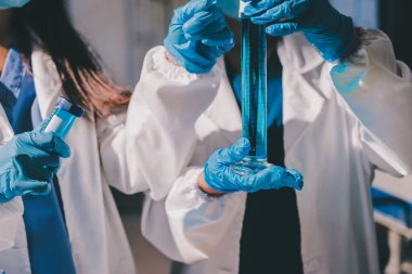 Bilimadamı laboratuarda tıbbi örnekleri mikro plakaya yerleştiriyor.