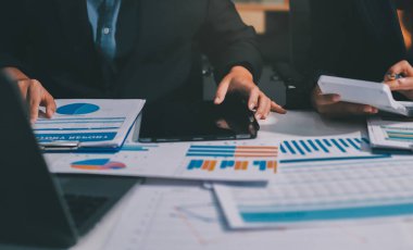 Verileri analiz eden iki iş adamı