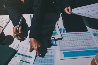 Verileri analiz eden iki iş adamı