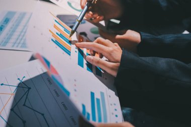 Verileri analiz eden iki iş adamı