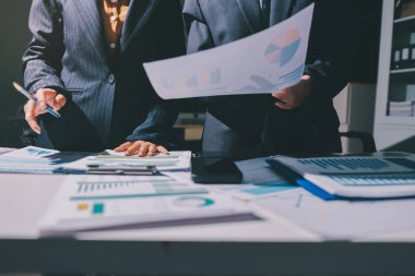 Verileri analiz eden iki iş adamı