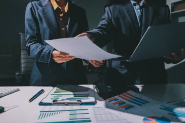 Verileri analiz eden iki iş adamı