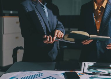 Verileri analiz eden iki iş adamı