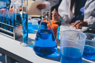 Bilimadamı laboratuarda tıbbi örnekleri mikro plakaya yerleştiriyor.