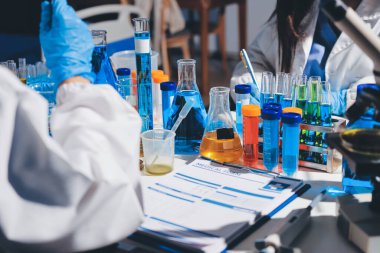 Bilimadamı laboratuarda tıbbi örnekleri mikro plakaya yerleştiriyor.